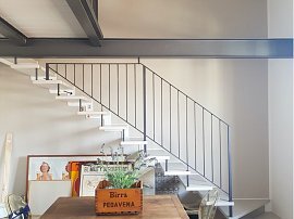 scala con struttura laterale con esecuzione a zeta