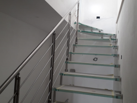 Scala a sbalzo in vetro