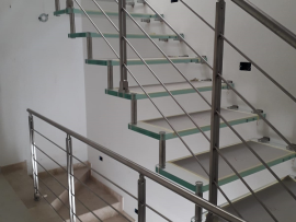 scala a sbalzo in vetro