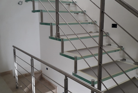 Sbalzo in vetro e balaustra