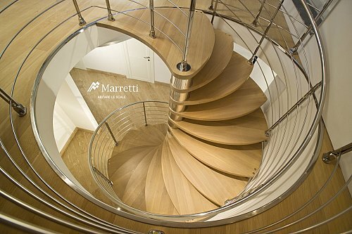 Movimento e morbidezza per scale elicoidali di grande impatto scenico