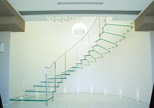 Trasparenza e luminosità uniche con le scale in vetro stratificato