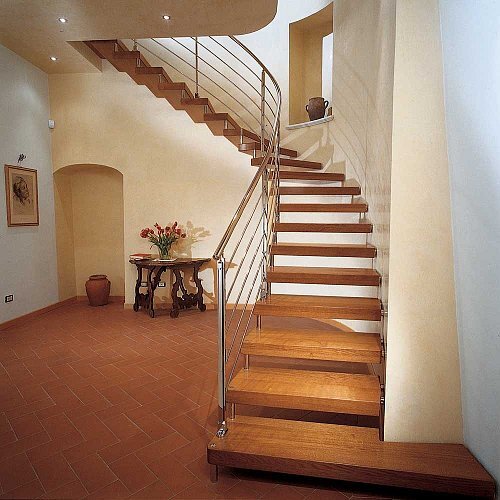 Calore e fascino senza tempo con le classiche scale in legno